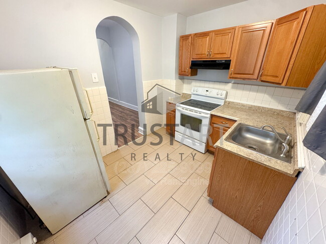 Building Photo - 2446 N 33rd St Unit 1