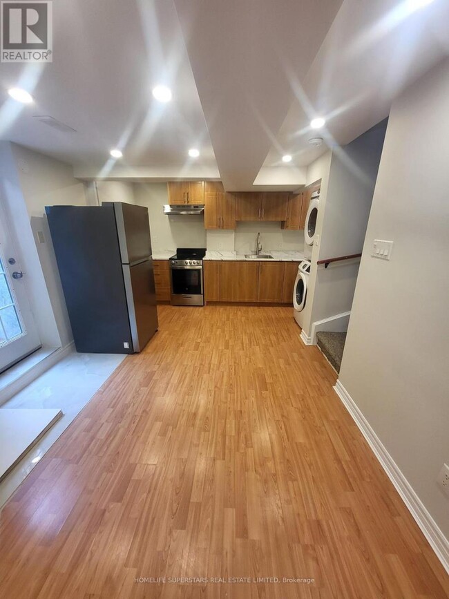 Photo - 1585 Gowling Terrace