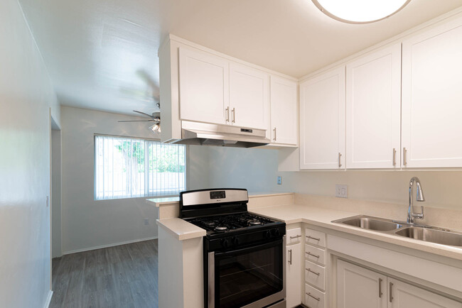 Kitchen - 8112 - Applewood Apartments