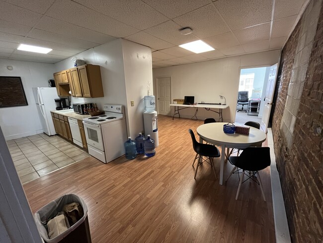 Kitchen and dining area - 107 E Culton St Apartamentos Unidad 107b E Culton St