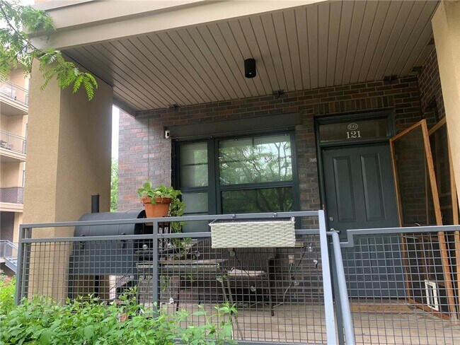 Building Photo - 2566 Ellis Ave Unit 121