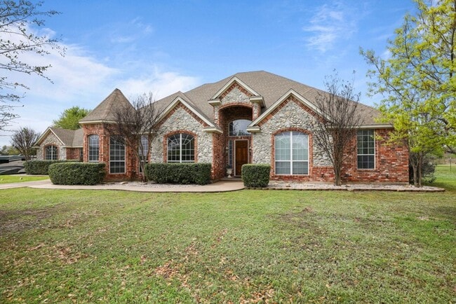 Building Photo - Custom Built Home with POOL