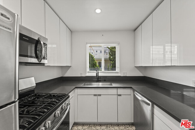 943 2nd St Unit 4