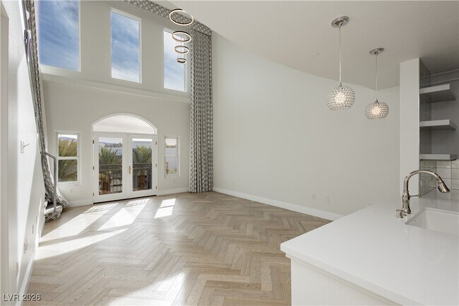 Building Photo - 2220 Village Walk Dr Unit 3307