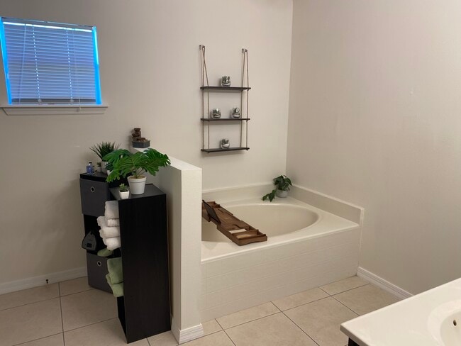 Photo - 4600 Tarrega St