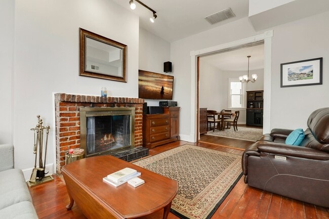 Photo - 704 12th St NE