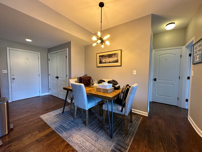 Photo - 680 N Green St Unidad 611