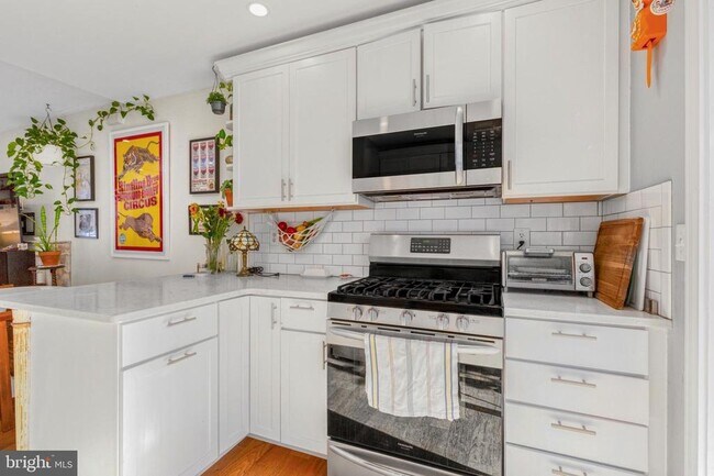Photo - 128 W Thompson St