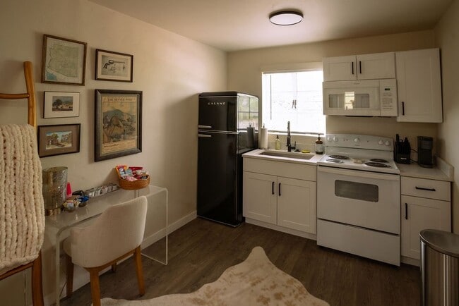 Photo - 112 E 16th St Unit Upstairs