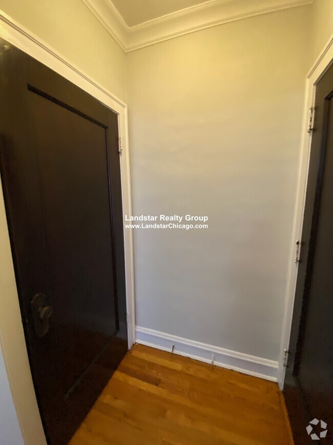 Building Photo - 2043 W Berwyn Ave Unit 2 Rental