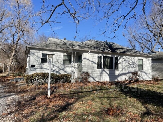 Building Photo - 2424 SW 25th Dr