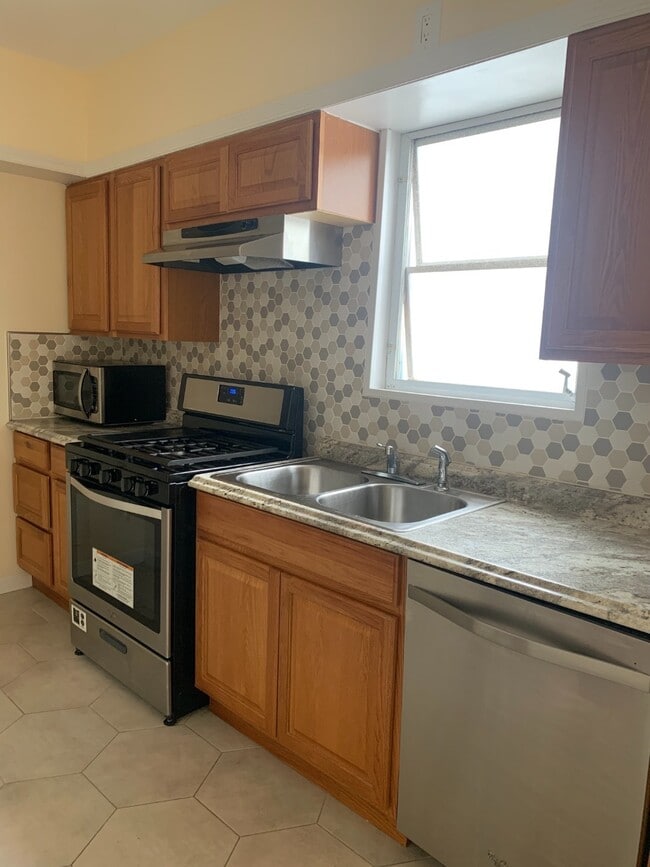 Photo - 190 Bay 7th St