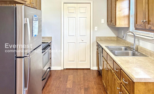 Photo - 619 St Clair Ln