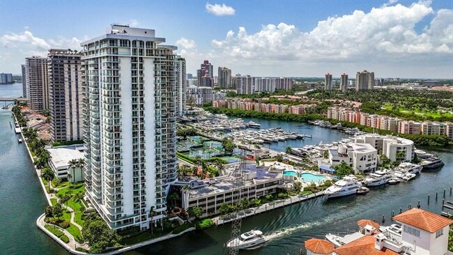 Photo - 19707 Turnberry Way Unidad 7C Rental