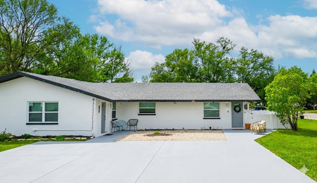 Building Photo - Stylish Tranquil duplex - Near Belleair Beach