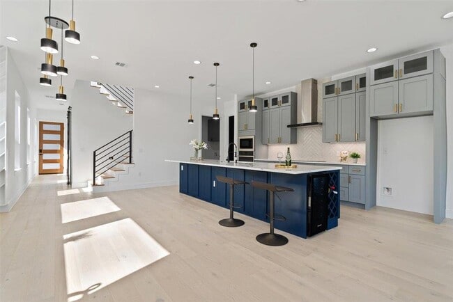 Photo - 501 Burton St E