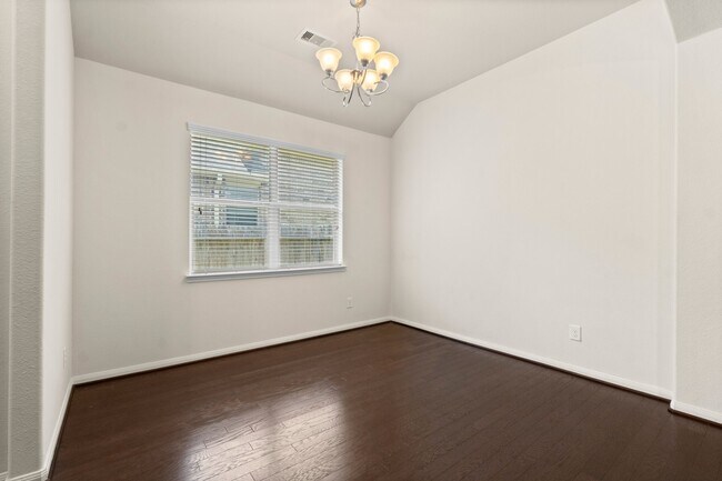 Photo - 118 Red Deer Pl