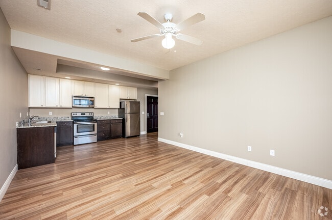 2BR, 2BA - 975SF - Living Room