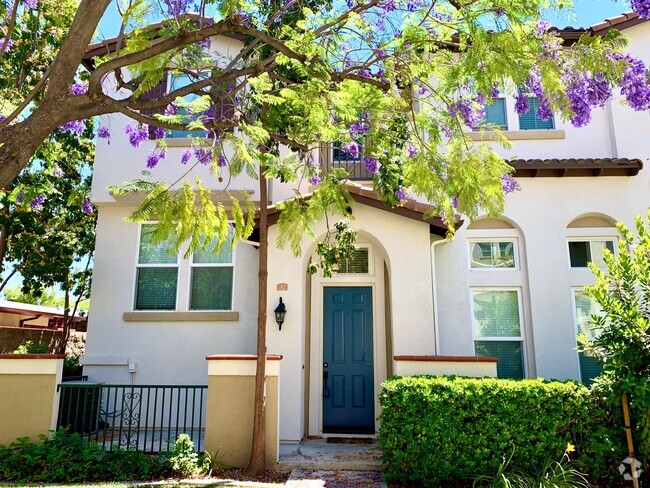Building Photo - Enchanting 4 bedroom/2.5 bath property in ... Rental