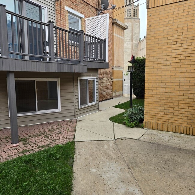 Building Photo - 1000 N Oakley Blvd Unit 1002 N. Oakley Blvd. G Rental