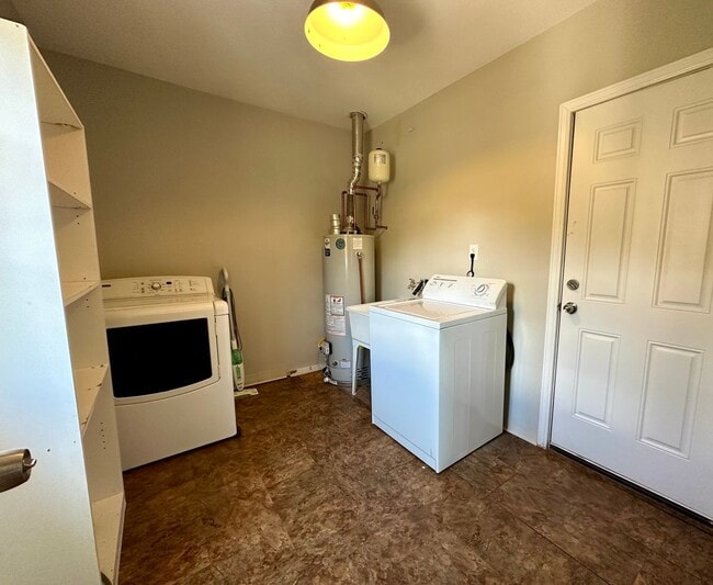 Photo - Huge Backyard!