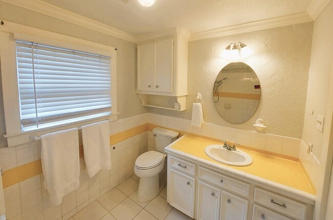Photo - 5104 Dunlop St