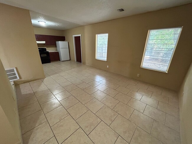 Photo - AVAILABLE NOW! 2 Bedroom / 1 Bath Home Near Randolph AFB!