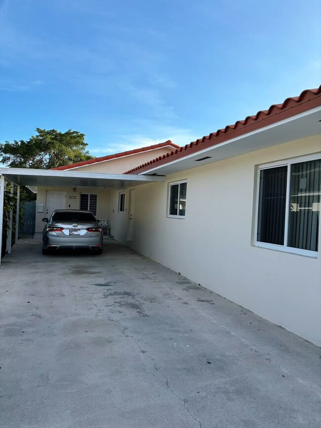 Building Photo - 3056 SW 17th St Rental