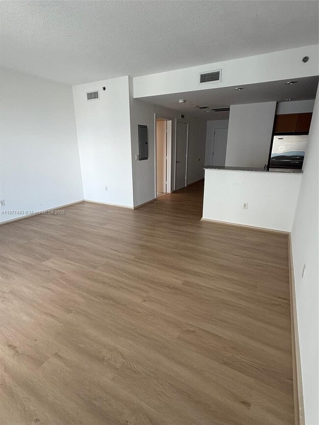 Photo - 1050 Brickell Ave Unidad 2906