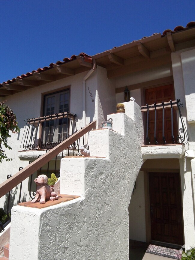 Building Photo - Charming 3Br/2Ba Updated Fully Furnished V... Rental