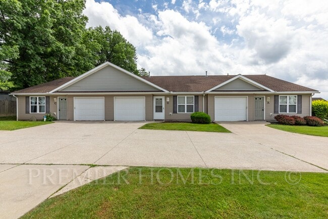 Building Photo - 92-92 Meadow Wood Dr Unit 76A