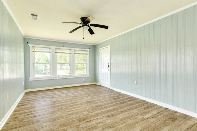 Photo - 302 W 8th St