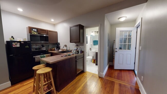 Charming 1BR + Bonus Sunroom - Near Yale, ... - Charming 1BR + Bonus Sunroom - Near Yale, ... Apartment Unit 2 (2nd Floor Rear)