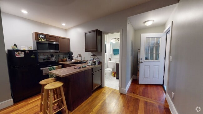 Building Photo - Charming 1BR + Bonus Sunroom - Near Yale, ... Unit 2 (2nd Floor Rear) Rental