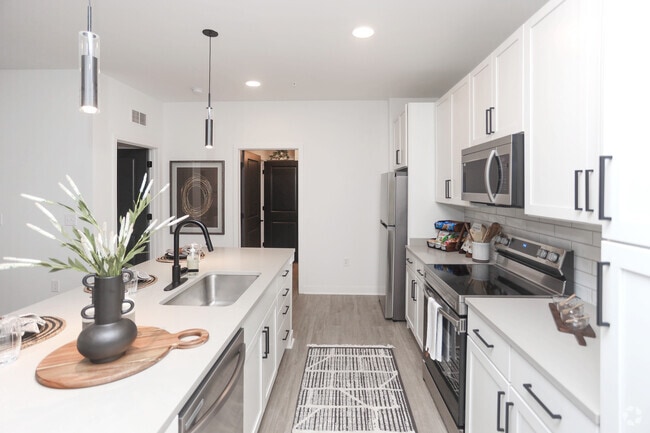 1BR, 1BA - 826 SF