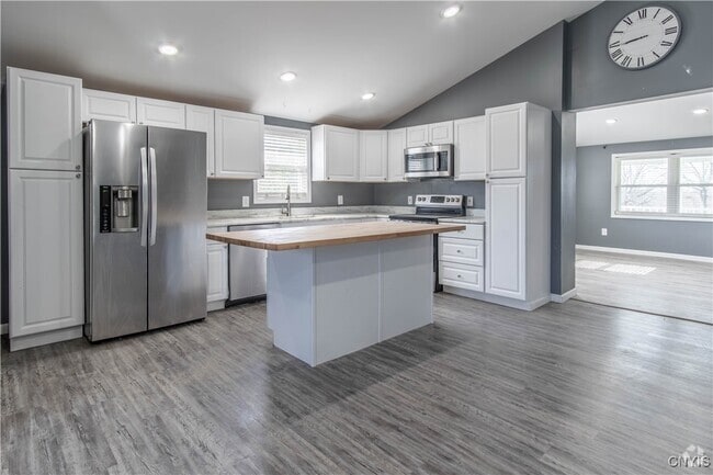 Building Photo - 14530 Dodge Ave Rental