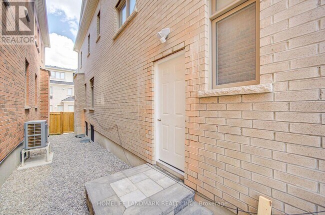 Photo - 35 Red Giant St