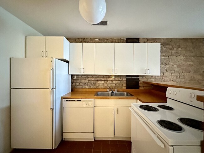 Photo - 616 W Surf St Unit J01W