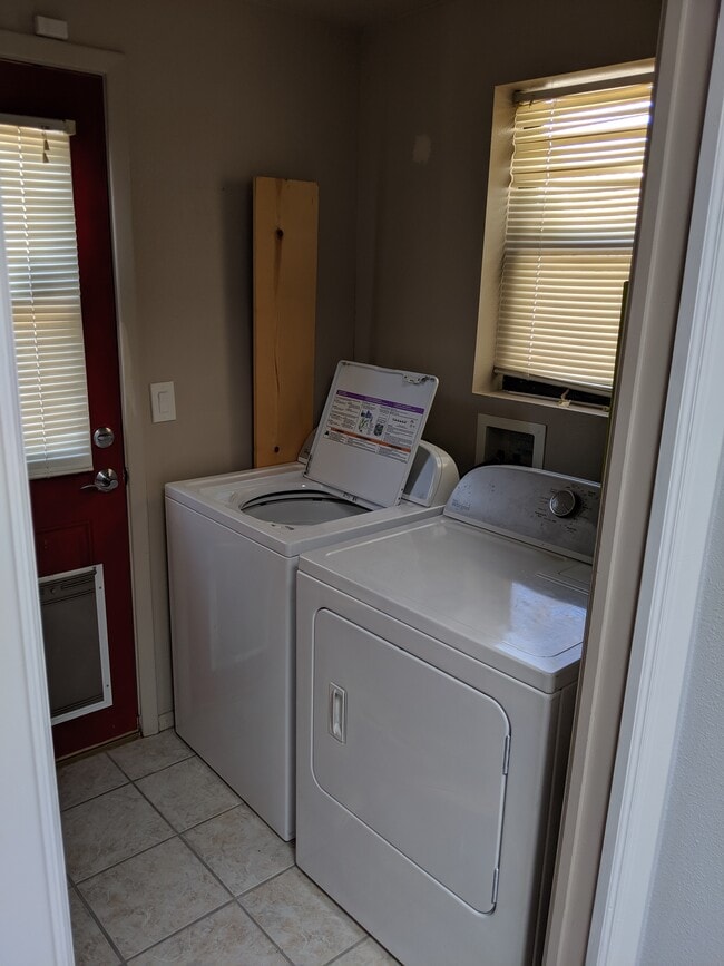Washer and Dryer provided - 1638 Mountain View Ave Townhome