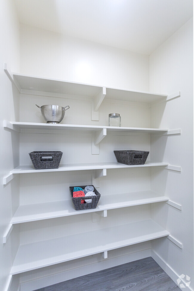 2 BR, 1 BA - 900 SF