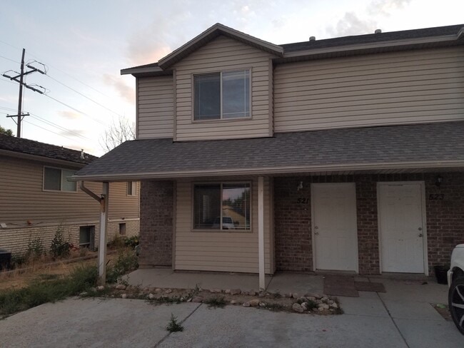 Building Photo - Spacious Vernal 3 bed 2.5 bath twin home f...