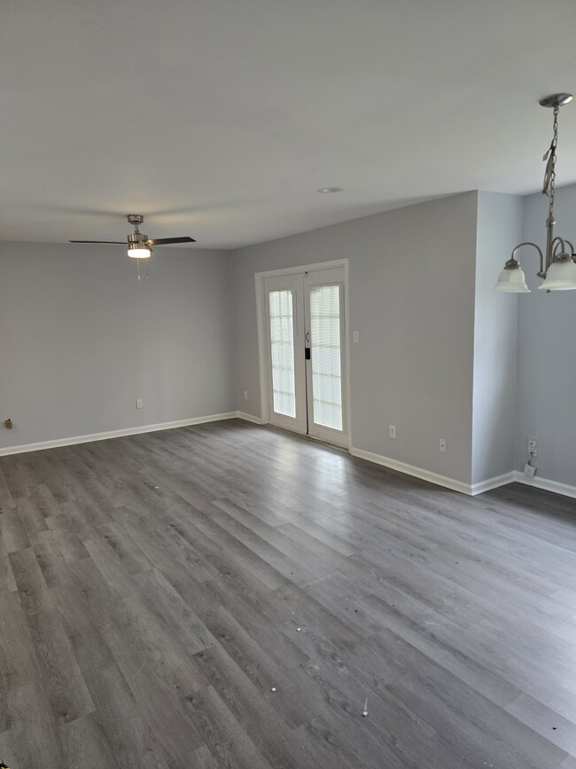 Spacious livingroom with French door walkout patio - 7984 Shady Oak Trl Unit Shady Oak Condo