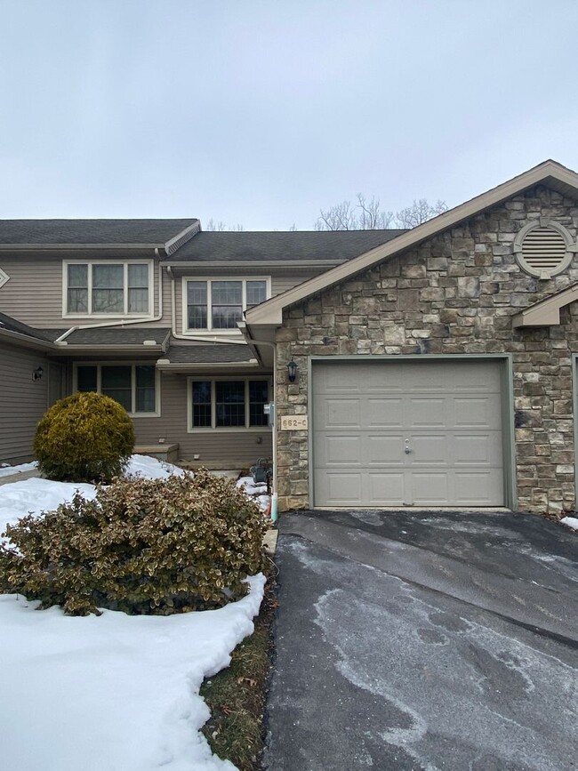 Beautiful Village Square at Oakwood Townhome - Beautiful Village Square at Oakwood Townhome