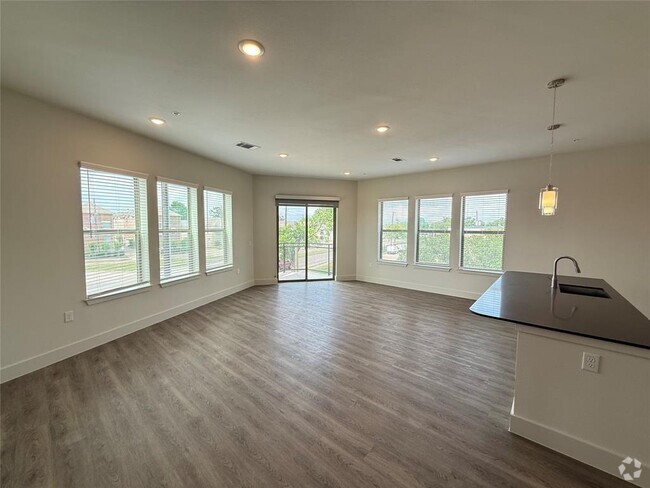 Building Photo - 641 W Crosstimbers St Unit 211 Rental