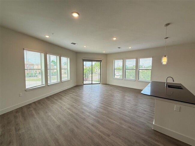 Photo - 641 W Crosstimbers St Apartment Unit 211