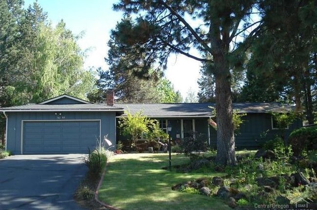 Welcome Home! - 1395 NE Seward Ave House