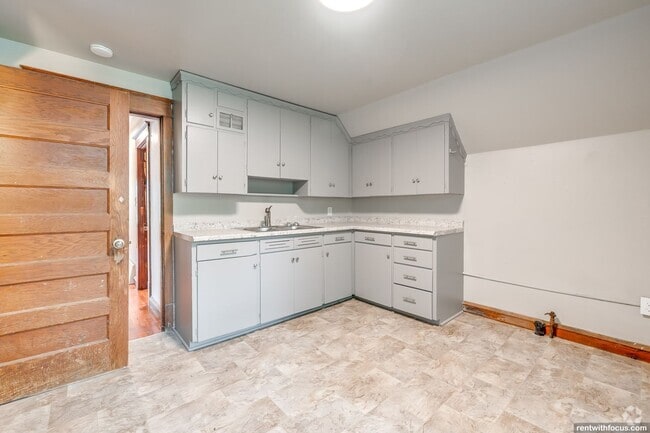 Building Photo - 714 S Memorial Dr Unit 714 1/2 Rental