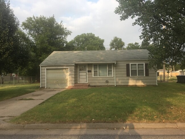 Building Photo - Spacious 2-Bed 1-Bath House