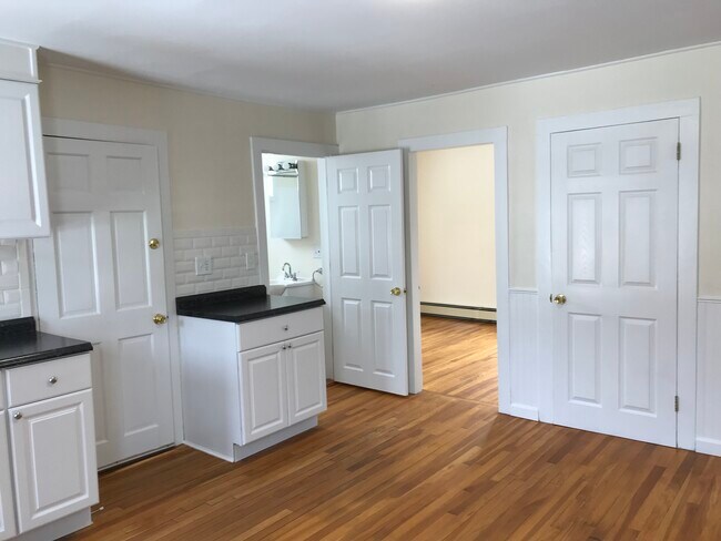 Building Photo - 8 Myrtle St Unit 2nd Floorq