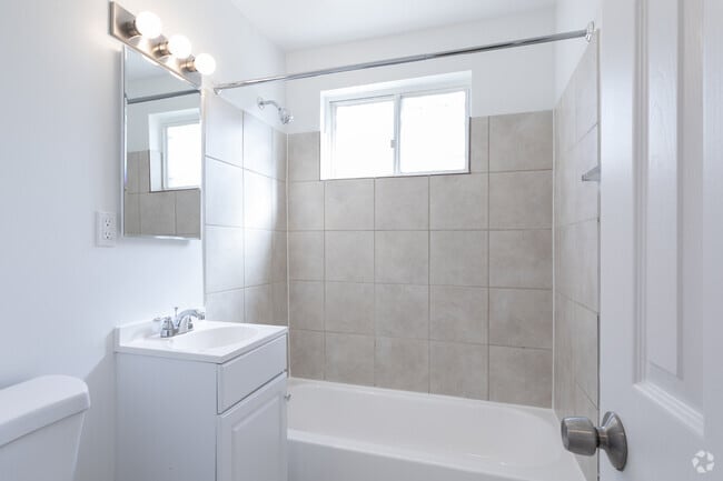 2BR, 1BA - 745 SF - Elsinore Courtyard Apartments